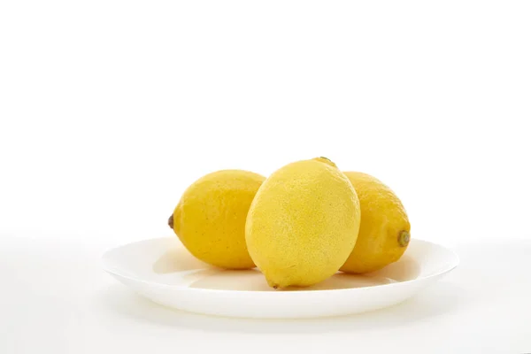 Lemon Pada Piring Putih Pada Piring Putih Dengan Latar Belakang — Stok Foto