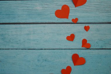 Mavi ahşap arka plan üzerinde kırmızı kağıt kalpler. Sevgililer Günü ve Anneler Günü. Kopya alanı. Düz döşeme , Fotoğraf minimal arka plan