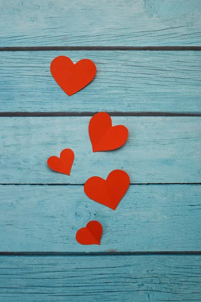 Corações Papel Vermelho Fundo Madeira Azul Dia Dos Namorados Dia — Fotografia de Stock