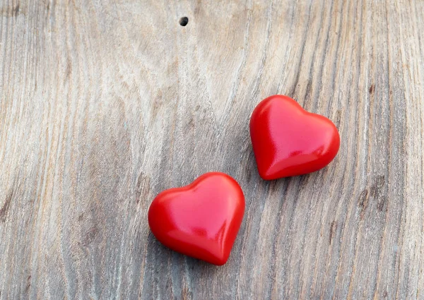 夕日の庭の木製の板の上の二つの心 バレンタインデーのグリーティングカード — ストック写真