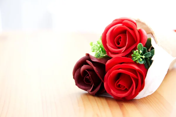 Paio Rose Regalo Giorno San Valentino Sul Tavolo Legno Cucina — Foto Stock