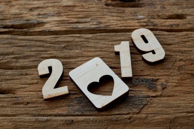 2019 kahverengi ahşap dokulu arka plan üzerinde yatan ahşap pürüzsüz temiz kalpler. Yazıt veya diğer nesneler için boş kopyalama alanı