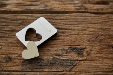 Tahta tahtanın üzerinde kalp. Sevgililer Günü tebrik kartı. , Boş kopyalama alanı