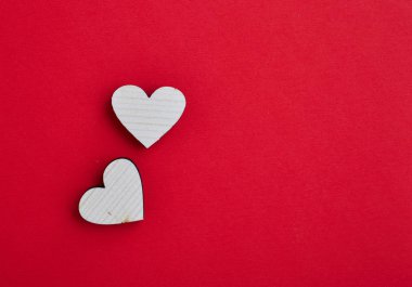 kırmızı arka planda aşık iki ahşap kalp çift. Sevgililer kalpleri kavramı. boş kopyalama alanı. mutlu sevgililer günü - 14 Şubat