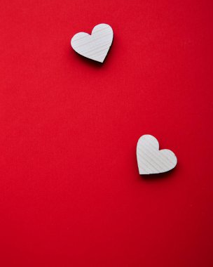 kırmızı arka planda aşık iki ahşap kalp çift. Sevgililer kalpleri kavramı. boş kopyalama alanı. mutlu sevgililer günü - 14 Şubat