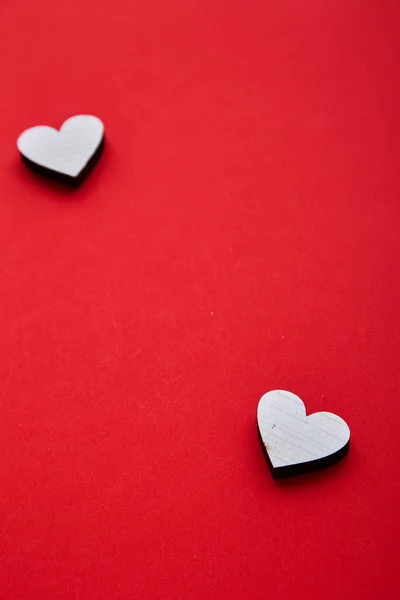 赤い背景に恋に2つの木製の心のカップル バレンタインハートのコンセプト 空のコピースペース ハッピーバレンタインデー 2月14日 — ストック写真