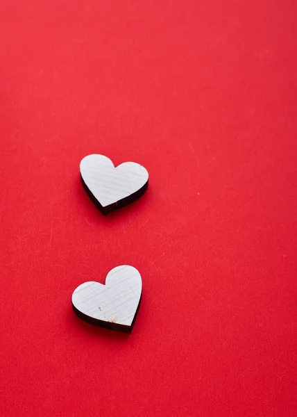 赤い背景に恋に2つの木製の心のカップル バレンタインハートのコンセプト 空のコピースペース ハッピーバレンタインデー 2月14日 — ストック写真