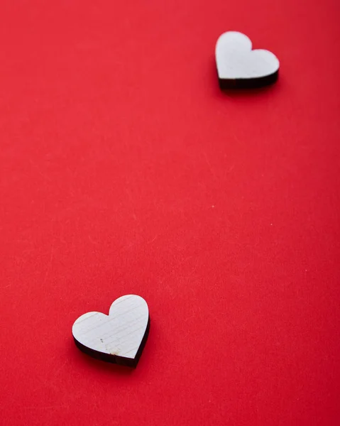 Paar Van Twee Houten Hart Liefde Rode Achtergrond Valentijn Harten — Stockfoto