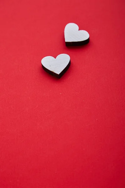 Paar Van Twee Houten Hart Liefde Rode Achtergrond Valentijn Harten — Stockfoto