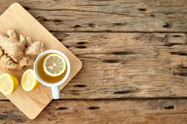 Eski ahşap masada limon ile zencefil çayı Fincan, fotoğraf gıda, Sabah güneş ışığı