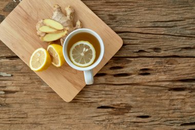 Eski ahşap masada limon ile zencefil çayı Fincan, fotoğraf gıda, Sabah güneş ışığı