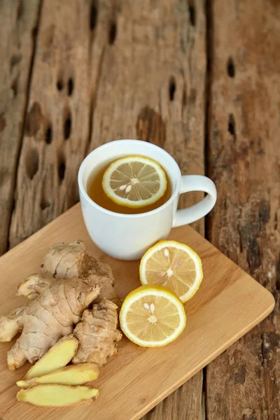一杯姜茶与柠檬在旧木桌上 摄影食品 早晨阳光 — 图库照片