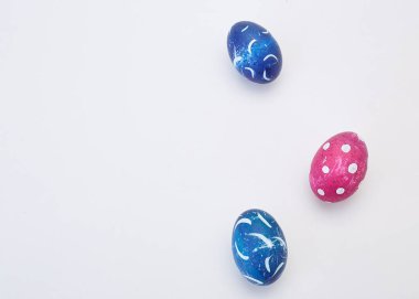 Beyaz arka planda mükemmel renkli el yapımı paskalya yumurtaları