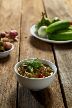 Tay gıda, odun üzerine fermente balık baharatlı daldırma, koyu gıda fotoğrafçılığı