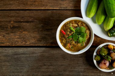 Tay gıda, odun üzerine fermente balık baharatlı daldırma, koyu gıda fotoğrafçılığı