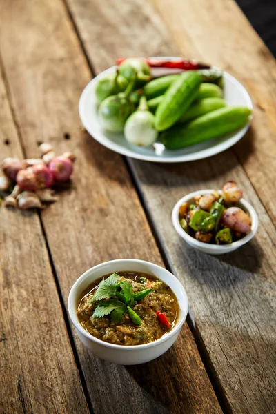 泰国食品 发酵鱼辛辣浸在木头上 深色食物摄影 — 图库照片