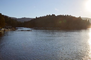 Hakone, Japonya'daki Fuji Dağı yakınlarındaki Ashi Gölü kıyısında ki Kırmızı torii kapısına seyahat edin. Kanagawa, Japonya