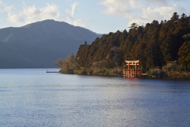Hakone, Japonya'daki Fuji Dağı yakınlarındaki Ashi Gölü kıyısında ki Kırmızı torii kapısına seyahat edin. Kanagawa, Japonya