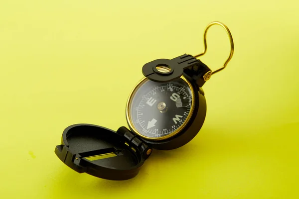 Zavřít Minimální Kompas Jasně Žlutém Pozadí Koncept Cestování Nahoře Prostorem — Stock fotografie