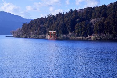 Fuji Dağı ve parlak kış ta gökyüzünün altında Ashinoko Gölü üzerinde büyük bir kırmızı Torii (Hakone Tapınağı Kapısı). Kanagawa in Hakone, Japonya.