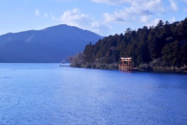 Fuji Dağı ve parlak kış ta gökyüzünün altında Ashinoko Gölü üzerinde büyük bir kırmızı Torii (Hakone Tapınağı Kapısı). Kanagawa in Hakone, Japonya.