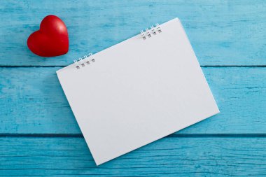 Kalp ve sevgililer günü için parlak mavi ahşap tahta üzerinde boş bir takvim ve metin için kopya alanı ile aşk kavramı