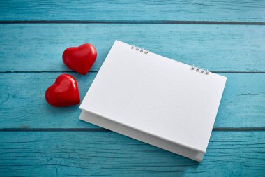 Kalp ve sevgililer günü için parlak mavi ahşap tahta üzerinde boş bir takvim ve metin için kopya alanı ile aşk kavramı