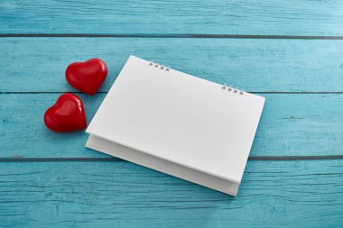 Kalp ve sevgililer günü için parlak mavi ahşap tahta üzerinde boş bir takvim ve metin için kopya alanı ile aşk kavramı