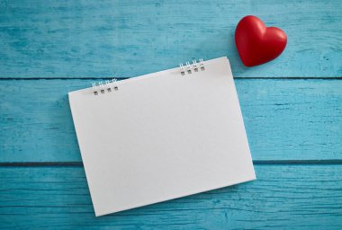 Kalp ve sevgililer günü için parlak mavi ahşap tahta üzerinde boş bir takvim ve metin için kopya alanı ile aşk kavramı