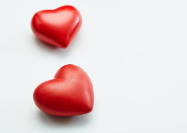 sevgililer günü festivali Beyaz arka plan üzerinde izole iki dekoratif kırmızı kalpler