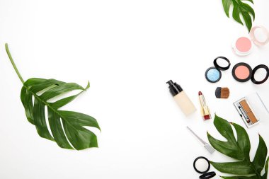 Çerçeve tropikal yaprak yapılmış, kopya alanı ile beyaz arka plan üzerinde kozmetik makyaj ürünleri üst görünümü, Düz yatıyordu, kadın blog mockup. yaz seyahat konsepti.