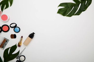 Çerçeve tropikal yaprak yapılmış, kopya alanı ile beyaz arka plan üzerinde kozmetik makyaj ürünleri üst görünümü, Düz yatıyordu, kadın blog mockup. yaz seyahat konsepti.