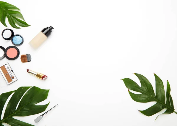 잎으로 프레임 블로그 모형과 배경에 화장품 메이크업 제품의 상단보기 — 스톡 사진