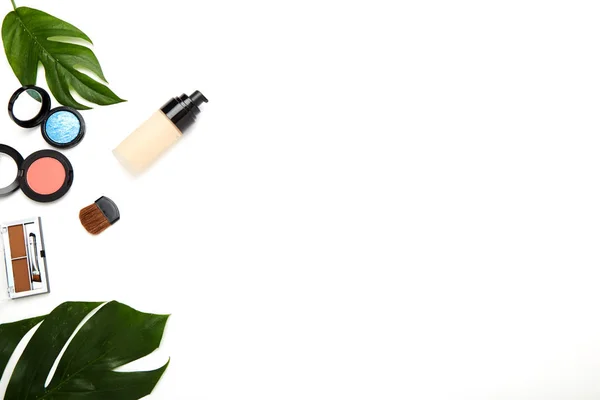 잎으로 프레임 블로그 모형과 배경에 화장품 메이크업 제품의 상단보기 — 스톡 사진