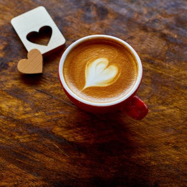 Ahşap arka plan üzerinde Hearts Kahve zaman, fotokopi alanı ile Sevgililer günü masası minimal stil konsepti.