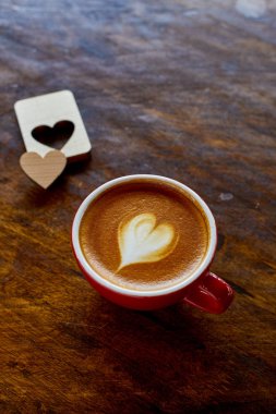 Ahşap arka plan üzerinde Hearts Kahve zaman, fotokopi alanı ile Sevgililer günü masası minimal stil konsepti.