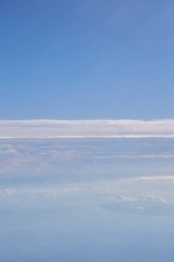 Japonya'da uçaktan güzel mavi gökyüzü ve beyaz bulut ve manzara görünümü