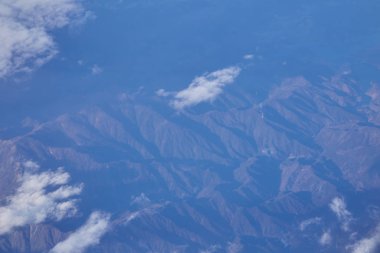 Japonya'da uçaktan güzel mavi gökyüzü ve beyaz bulut ve manzara görünümü