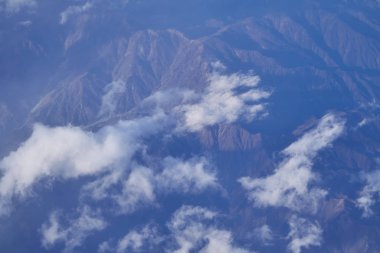 Japonya'da uçaktan güzel mavi gökyüzü ve beyaz bulut ve manzara görünümü