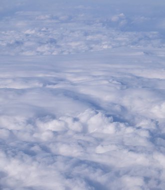 Japonya'da uçaktan güzel mavi gökyüzü ve beyaz bulut ve manzara görünümü