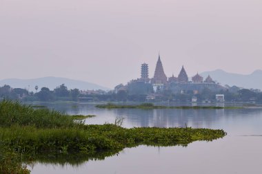 Kanchanaburi Wat Tham Sua Tay tapınağının Peyzaj nehir tarafında, Tayland, Metin eklemek için boşluk kopyalayın
