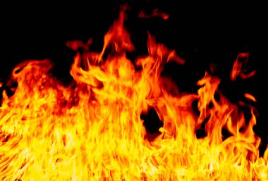 Siyah Arka Plan (Real Fire) üzerinde Bulanık Parlak Kırmızı ve Turuncu Firestorm Doku, uçan yangın kıvılcım atış