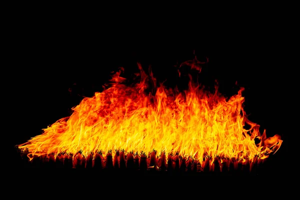 黒い背景 リアルファイア にぼやけた明るい赤とオレンジのファイアストームテクスチャ 飛行火災の火花のショット — ストック写真