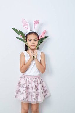 Pembe lale duvar parlak gri arka plan tutan paskalya tavşanı kulakları ile Sevimli küçük kız, Konsept büyük satış bahar arka plan