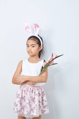 Pembe lale duvar parlak gri arka plan tutan paskalya tavşanı kulakları ile Sevimli küçük kız, Konsept büyük satış bahar arka plan