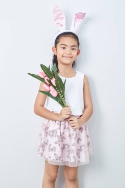 Pembe lale duvar parlak gri arka plan tutan paskalya tavşanı kulakları ile Sevimli küçük kız, Konsept büyük satış bahar arka plan