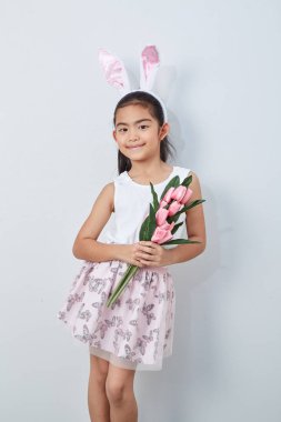 Pembe lale duvar parlak gri arka plan tutan paskalya tavşanı kulakları ile Sevimli küçük kız, Konsept büyük satış bahar arka plan