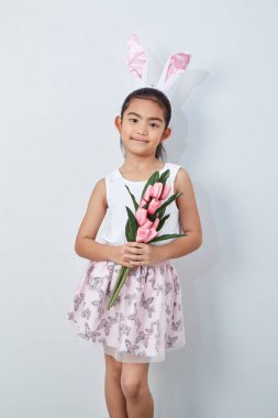 Pembe lale duvar parlak gri arka plan tutan paskalya tavşanı kulakları ile Sevimli küçük kız, Konsept büyük satış bahar arka plan