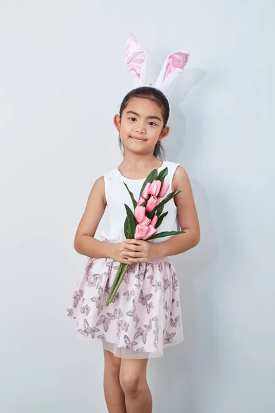 Милая Маленькая Девочка Пасхальным Кроликом Уши Держат Розовые Тюльпаны Стены — стоковое фото