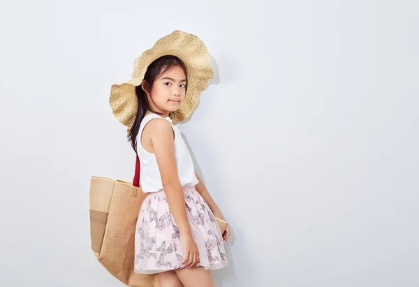 Summer Shopping Μικρό Κορίτσι Κρατώντας Τσάντα Λευκό Φόντο Στούντιο Μόδα — Φωτογραφία Αρχείου